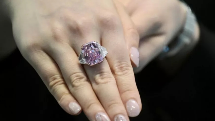 1.8亿史上最贵紫粉钻，由此我们能看出什么？